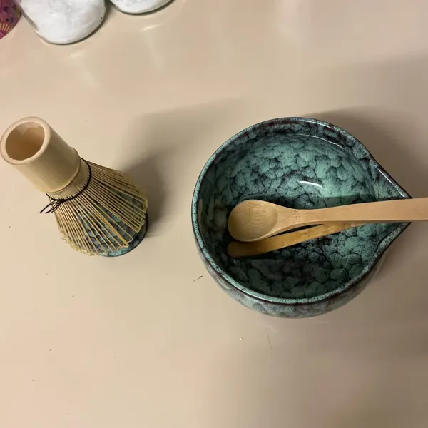 Cyan 6-piece matcha set with kraft gift box — unedited customer photo